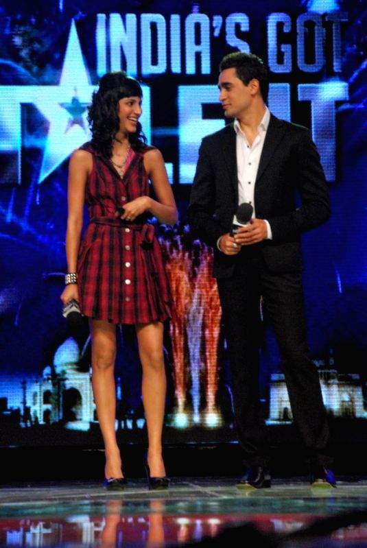 Shruti Hassan and Imran Khan on the sets of India's got talent.