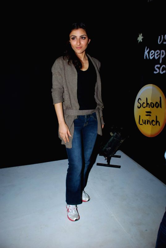 Soha Ali Khan at Tum Mile promotional event on Children's day, Phoneix Mill.