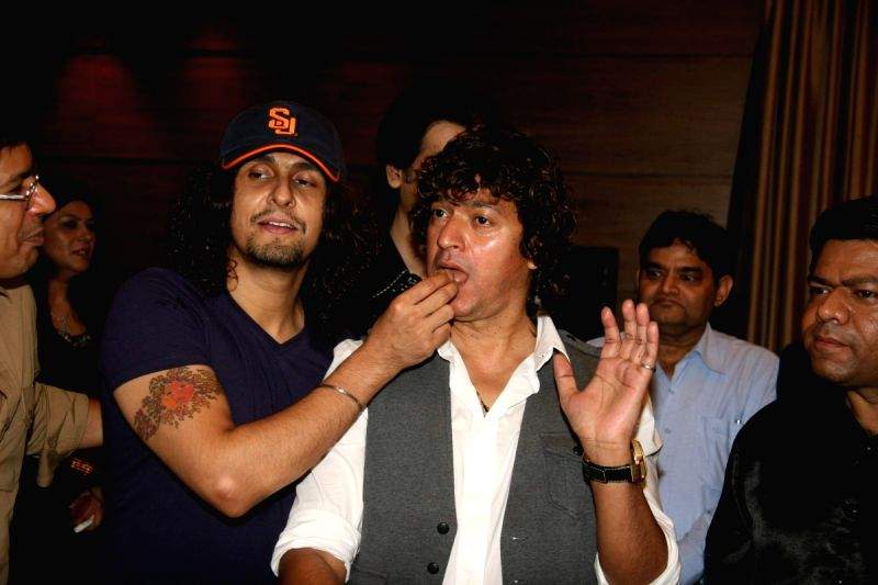 Sonu Nigam at Aadesh Shrivastav's birthday bash at Sun N Sand.
