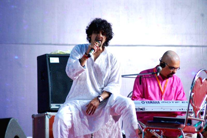 Sonu Nigam on Sathya Sai Baba show at NSE.