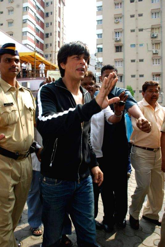 SRK with kids Aryan and Suhana at Maharastra State open Taekwondo competition at Nariman Point.