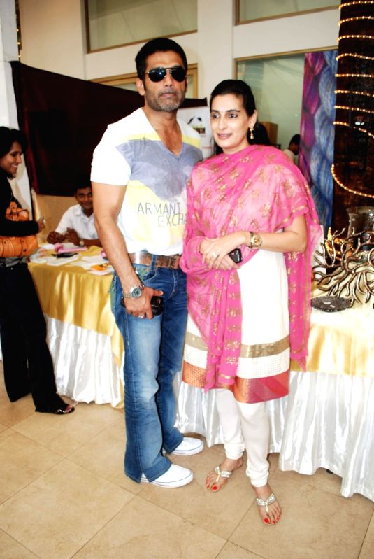 Sunil Shetty with wife Mana at Araish exhibition.