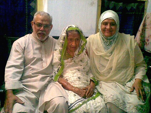 Syed Mohammed Arif, badminton coach who has been selected for Padma Shri
Arif with mother (in the centre) and wife.
