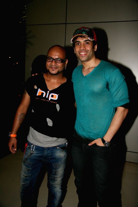 Tusshar Kapoor at Cut-a-thon Oberoi Mall.