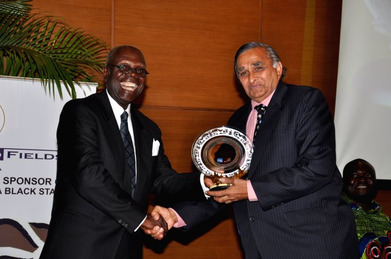 Vasu receiving a plague to mark the M&G's place in the Ghana Club 100