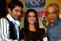 Tollywood actors Jeet and Koel with famous actors Dhritiman Chatterjee unveiling of the new Trophy of Anandalok Purashkar 2009 at a function in Kolkata on 15th oct 09.