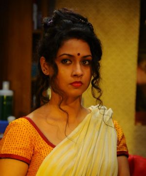 Oka Rathrilo Iddaru Ammayilu Movie Cast, Review, Wallpapers & Trailer
