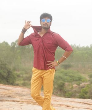 Ulagam Vilaiku Varudhu poster