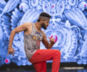 Gulaebaghavali Movie Cast, Review, Wallpapers & Trailer