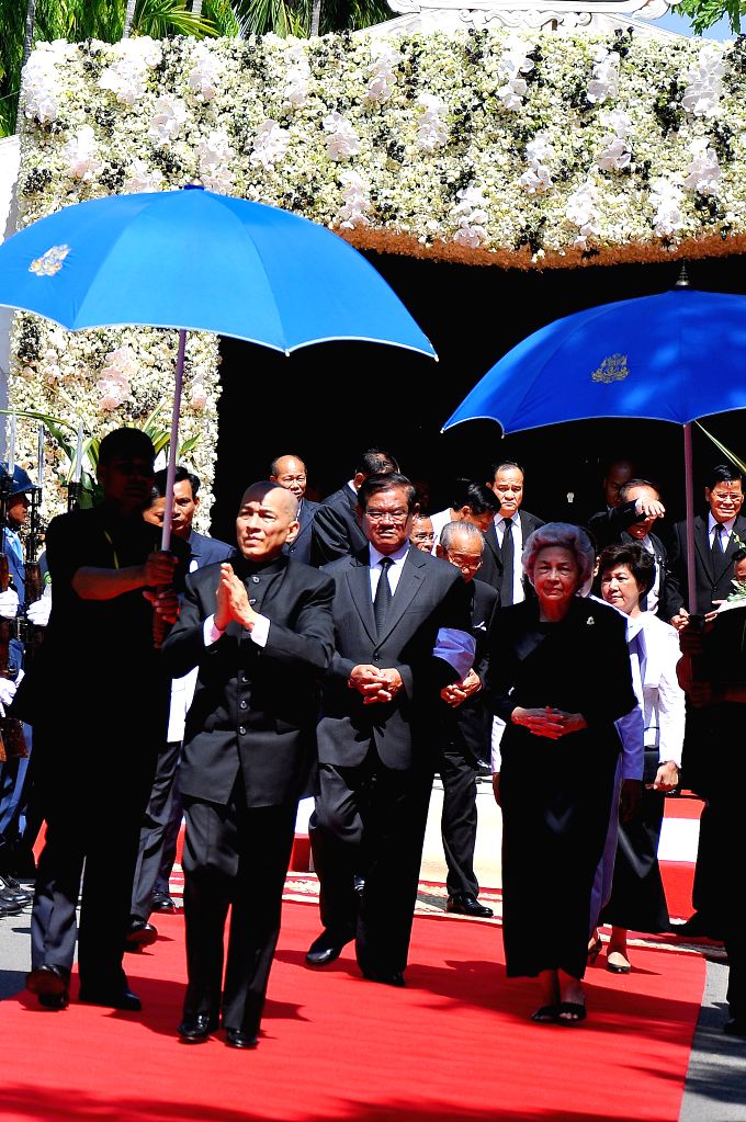 Chea Sim Family Cambodian King Norodom Sihamoni (2nd L, front) and his mother, former ...
