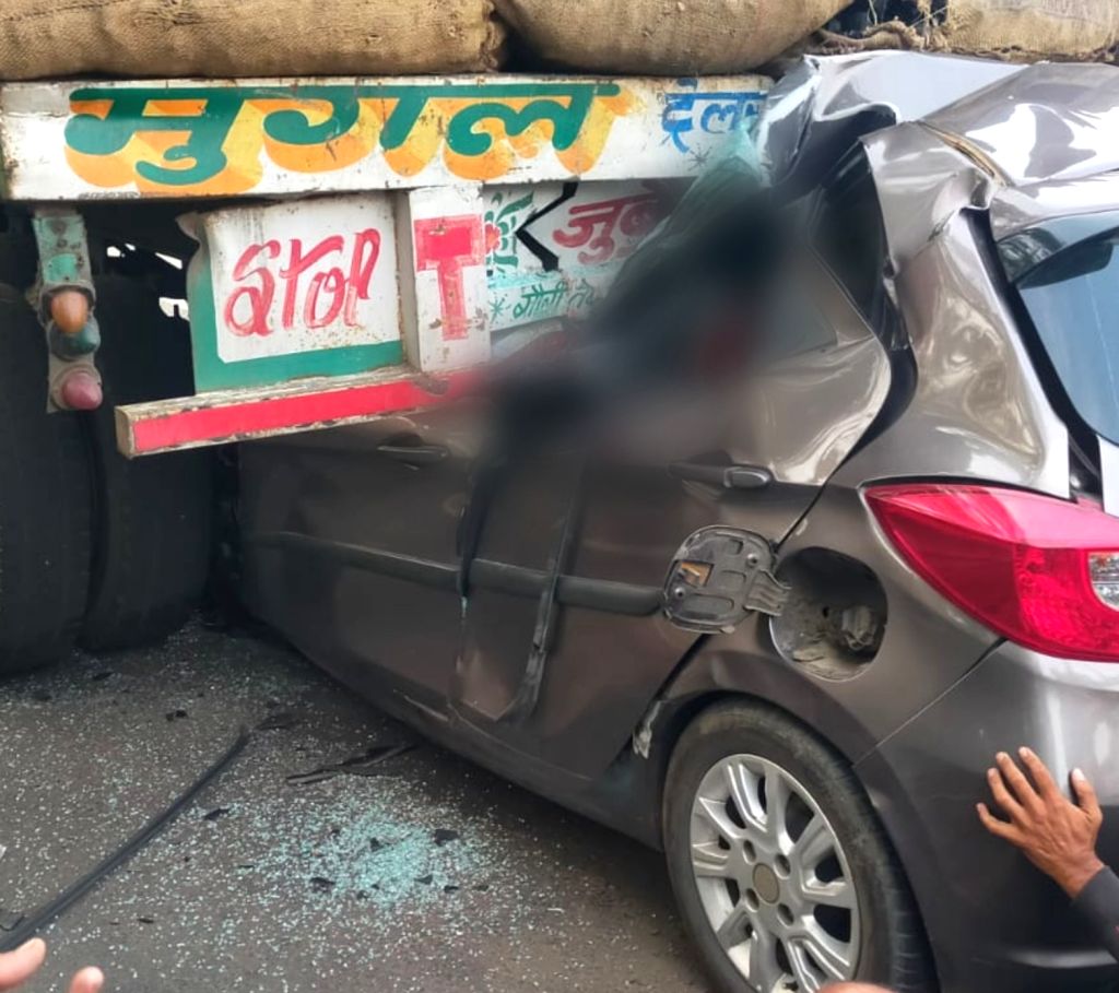 3 killed as car rams into truck on Mumbai-Pune Expressway