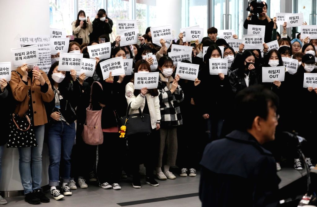 Protesting teacher's anti-Me Too remarks