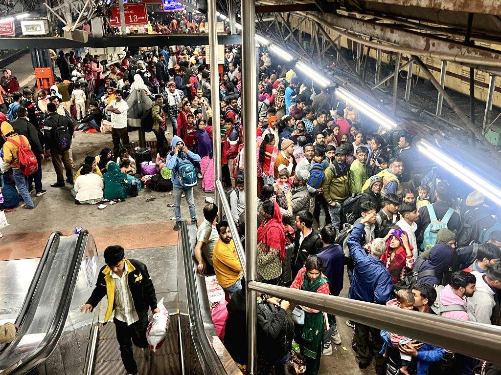 A huge crowd of people causes a stampede-like situation at New Delhi ...