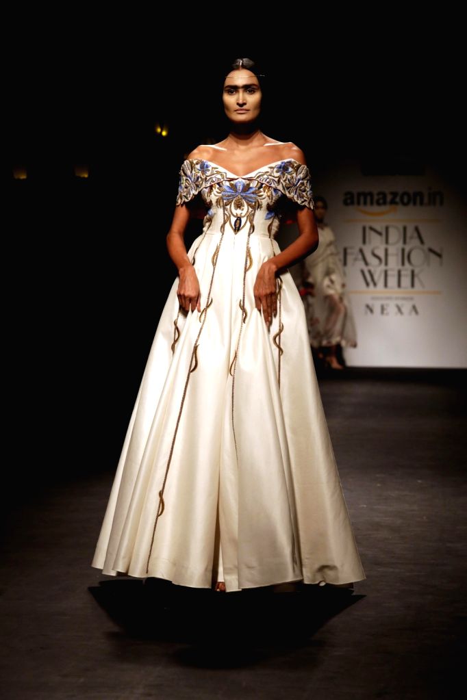 green emerald velvet dress Amazon India Fashion Week S/S 2017: Watch what happened at the grand finale main image 0