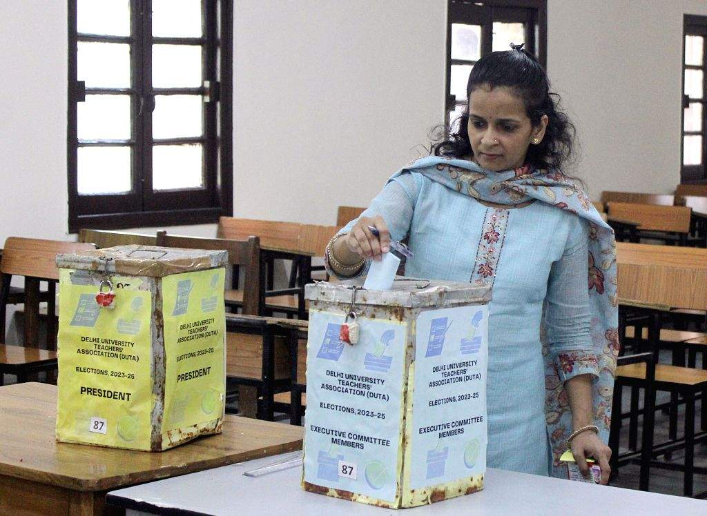A Teacher Cast His Vote Duirng Delhi University Teachers Association A teacher cast his vote duirng delhi university teachers association