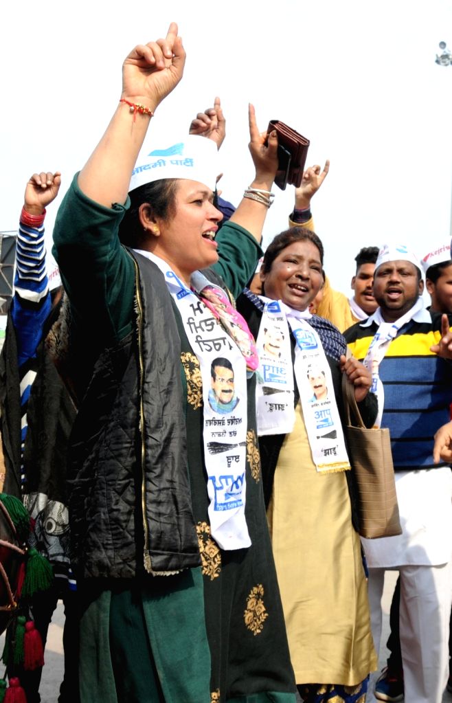 AAP set to return in Delhi, party workers celebrate