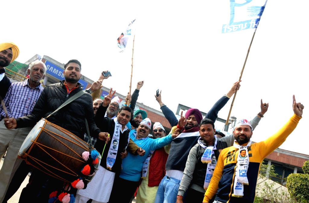 AAP set to return in Delhi, party workers celebrate