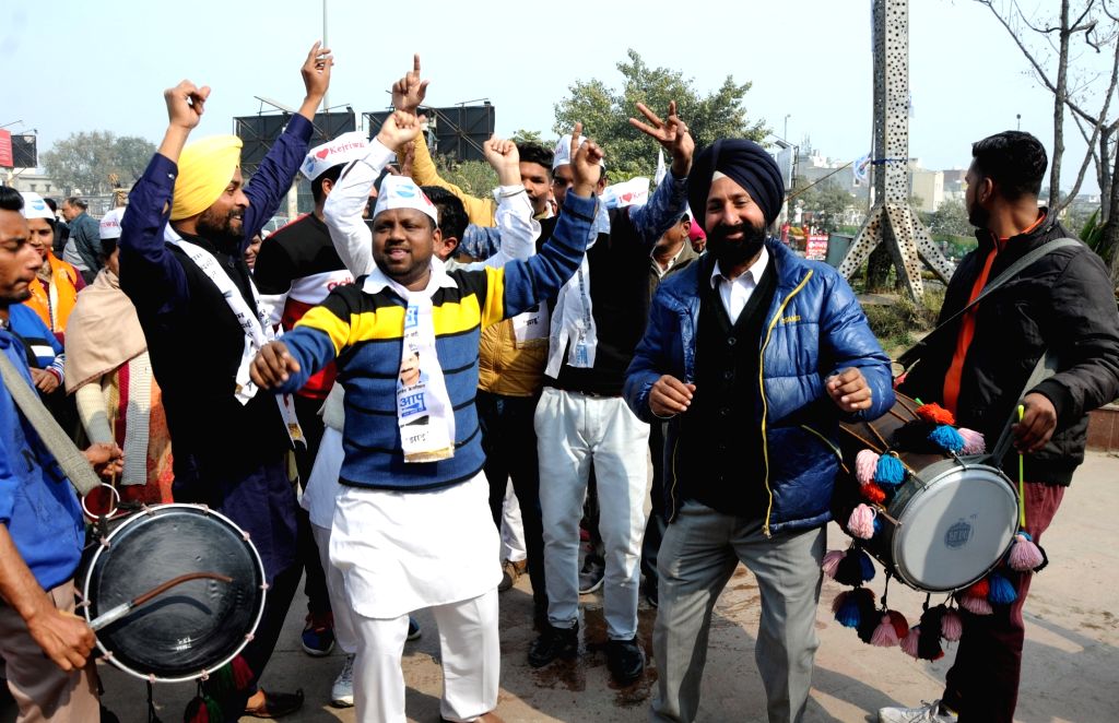 AAP set to return in Delhi, party workers celebrate