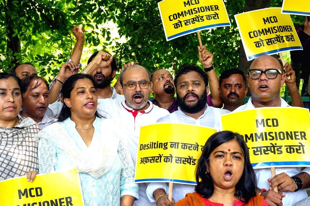 Aam Aadmi Party MLA and leaders stage a protest outsideLG House ...