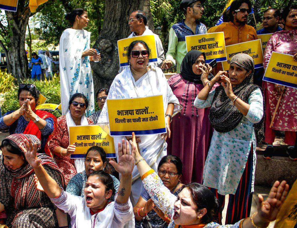 AAP leaders and workers protesting over Delhi's water crisis at Mandi ...