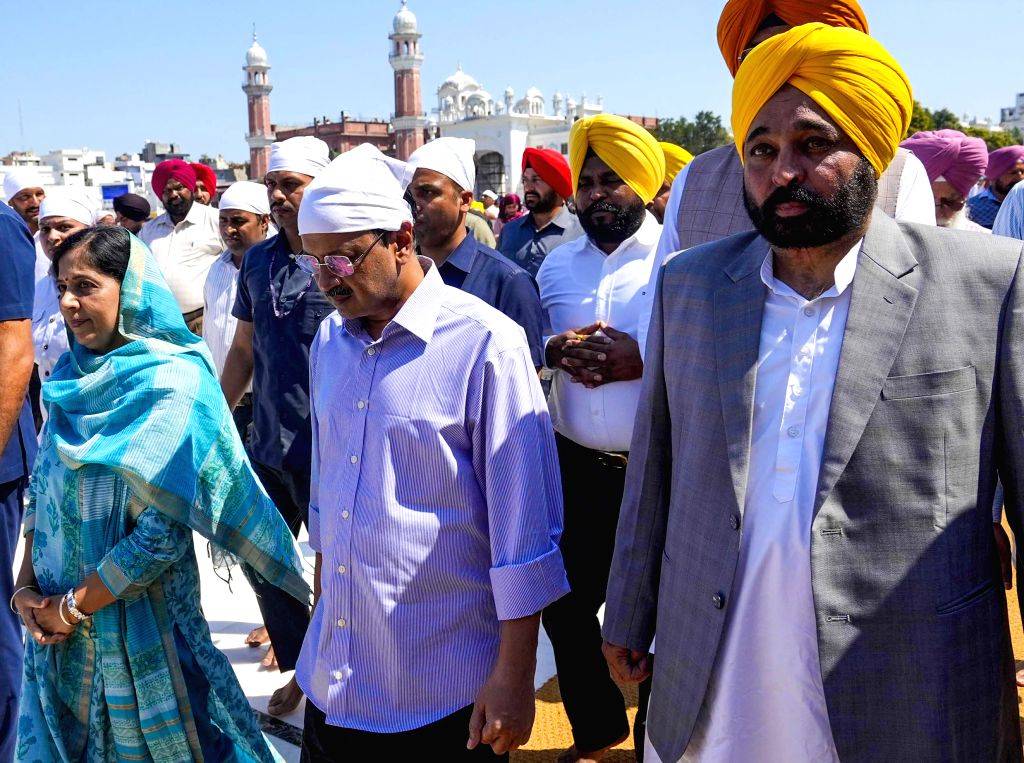 AAP leaders seek blessings at Golden Temple