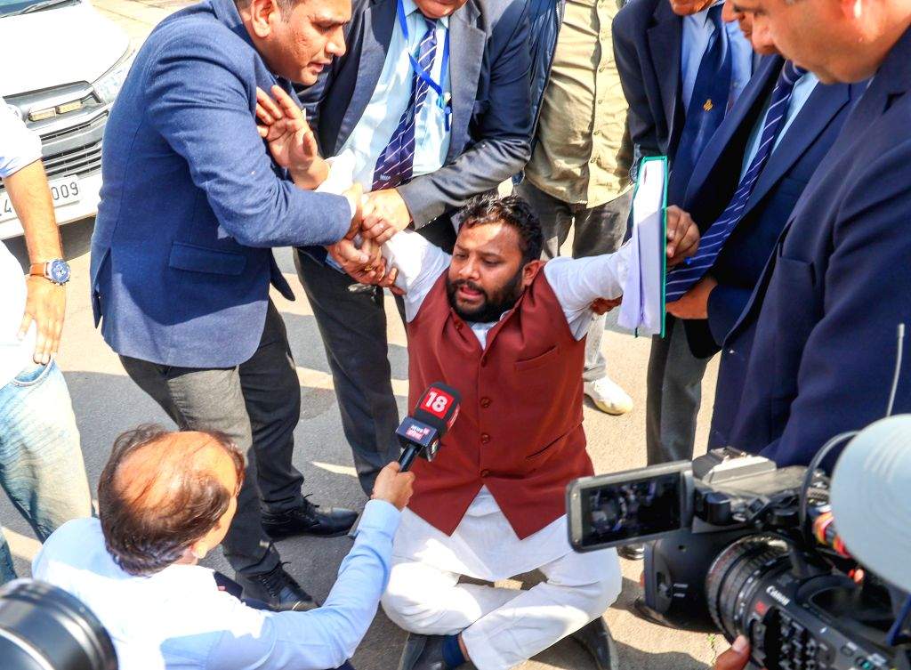 AAP MLA Kuldeep Kumar being marshalled out of Delhi Vidhan Sabha