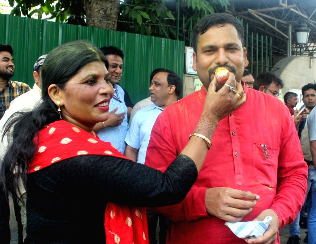 AAP supporters celebrate outside Delhi Secretariat after the Supreme ...