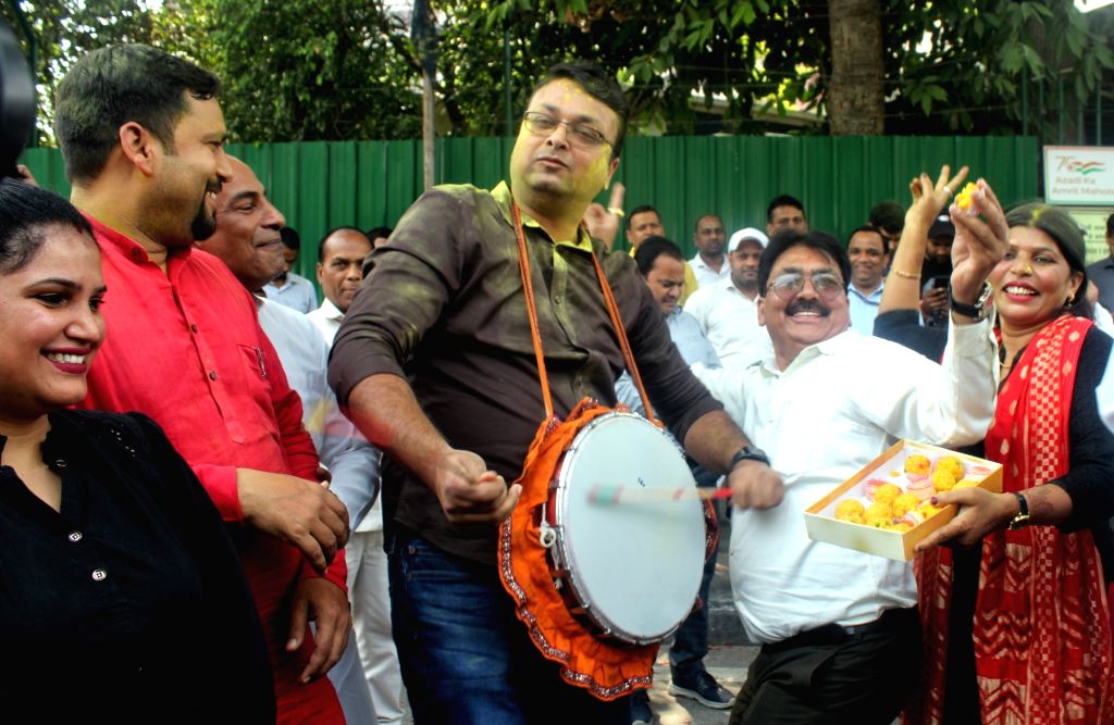 AAP supporters celebrate outside Delhi Secretariat after the Supreme ...