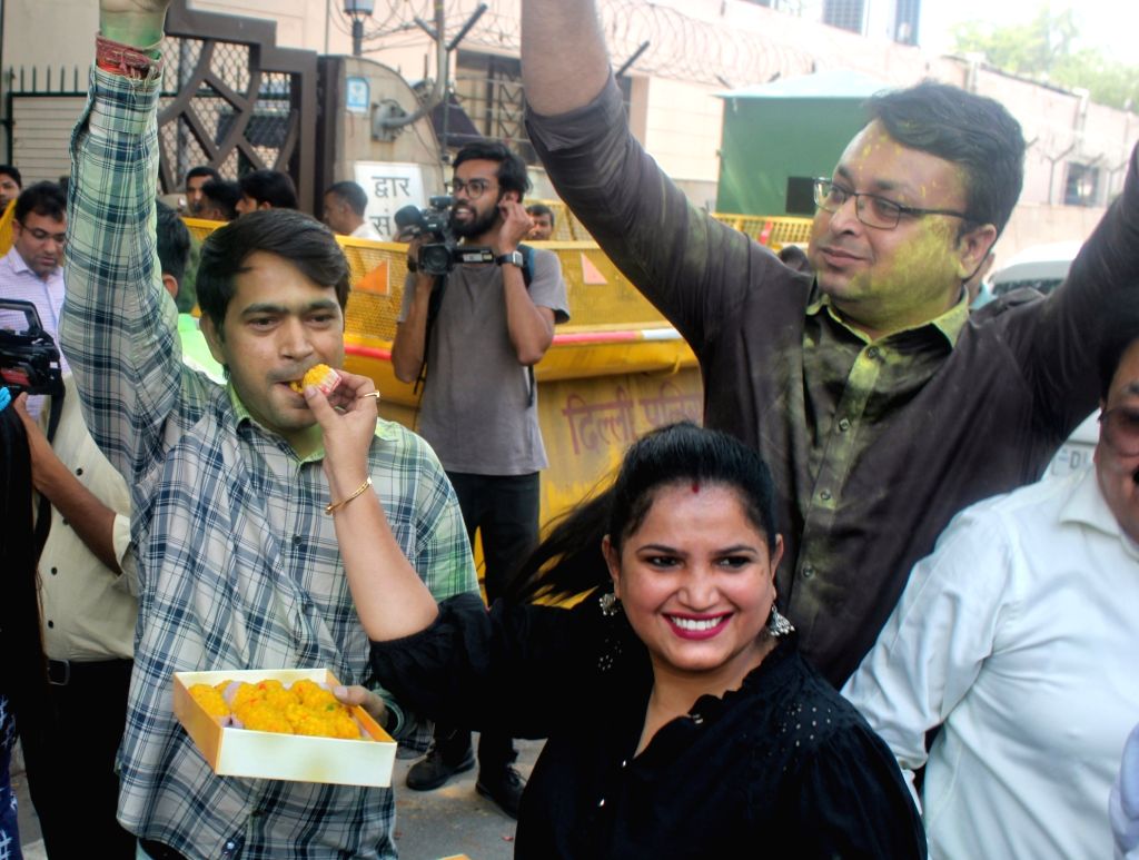 AAP supporters celebrate outside Delhi Secretariat after the Supreme ...