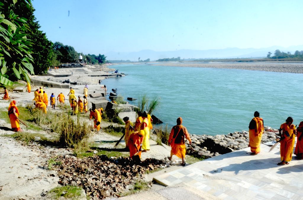AWGP activists carry out cleanliness drive at Dudhia dam in Uttarakhand