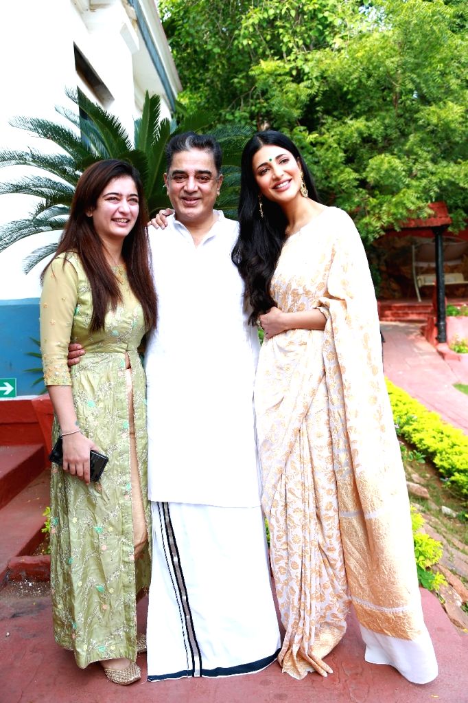 free-photo-kamal-haasan-rings-in-65th-b-day-with-family-in-hometown