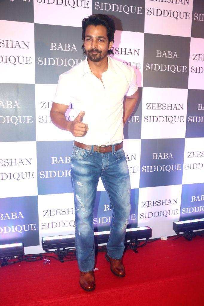 Baba Rane Baba Siddique's Iftar party - Warina Hussain, Harshvardhan Rane