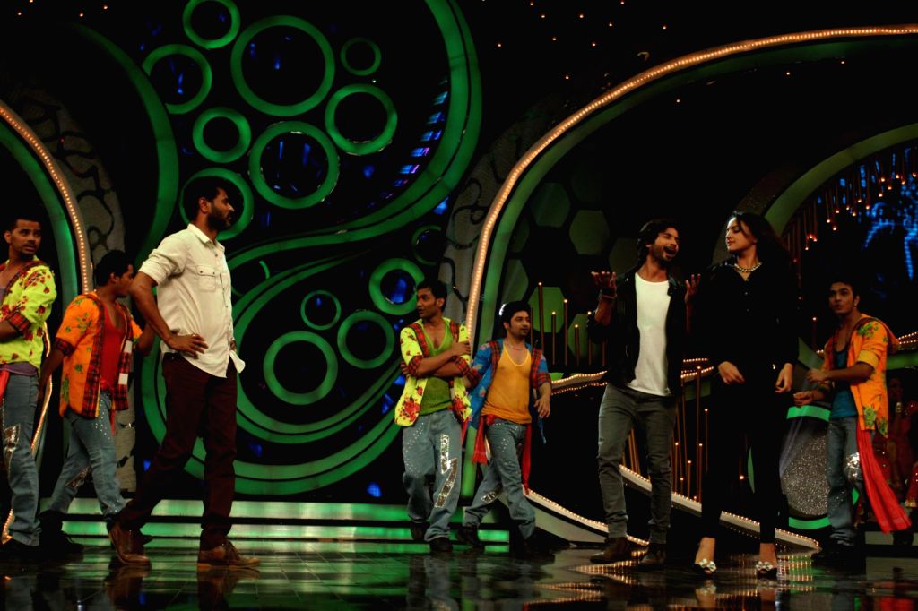 film-r-rajkumar-promotion-on-the-sets-of-zee-tv-s-did-dance-ka-tashan
