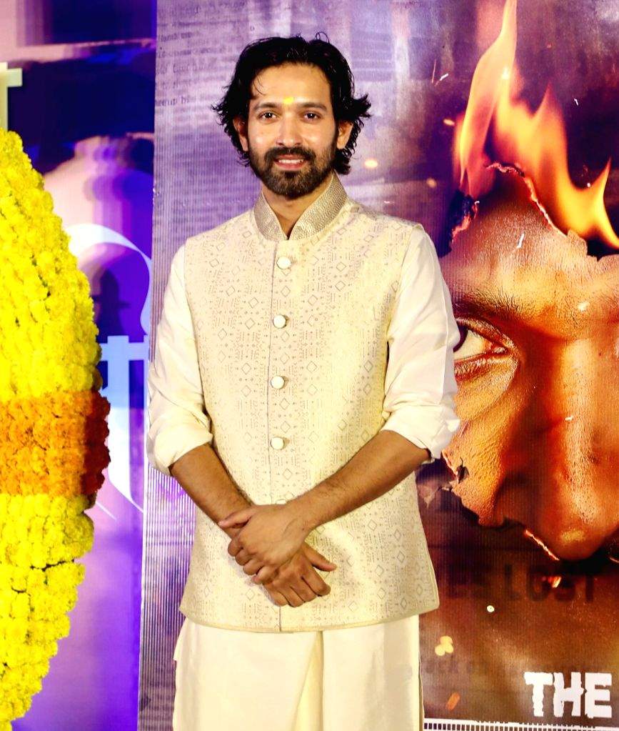 Actors Vikrant Massey, Riddhi Dogra, and Raashii Khanna at NSE India's ...
