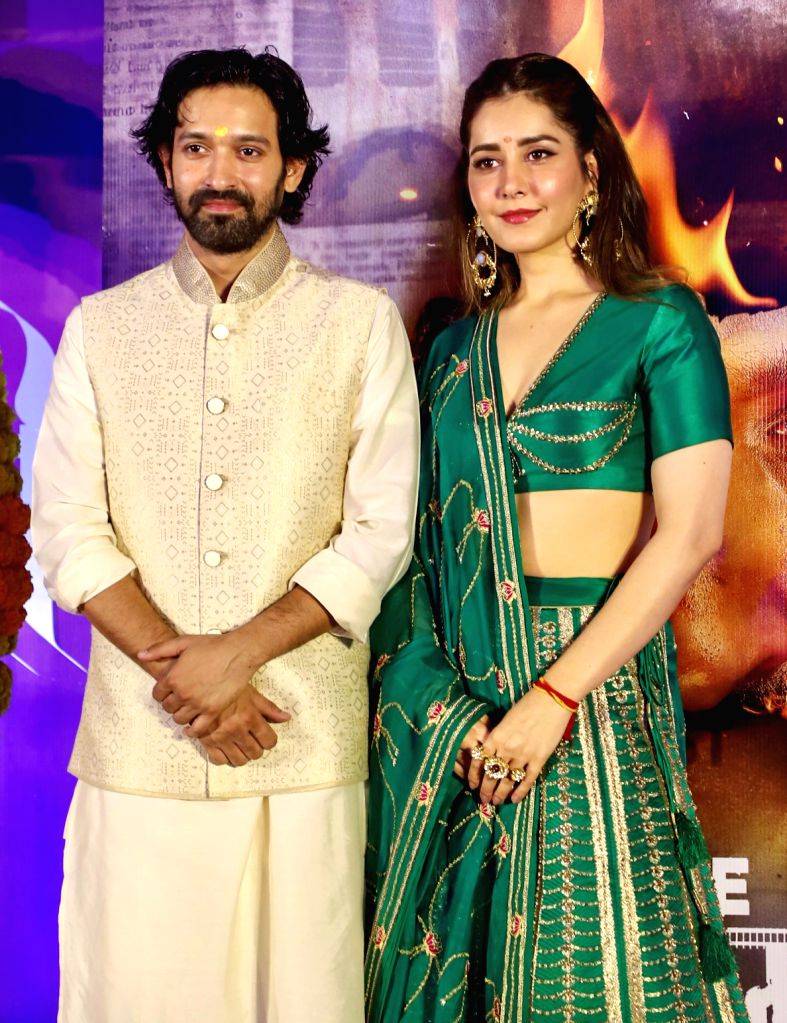 Actors Vikrant Massey, Riddhi Dogra, and Raashii Khanna at NSE India's ...