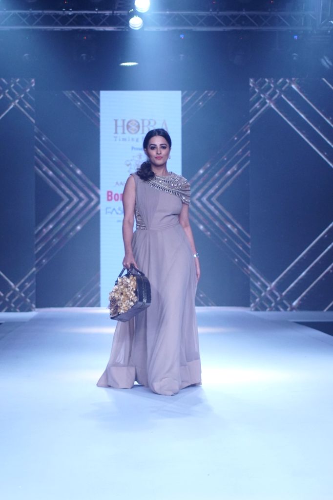 anita hassanandani dress designer Anita Hassanandani's designer blouses for trendy sarees