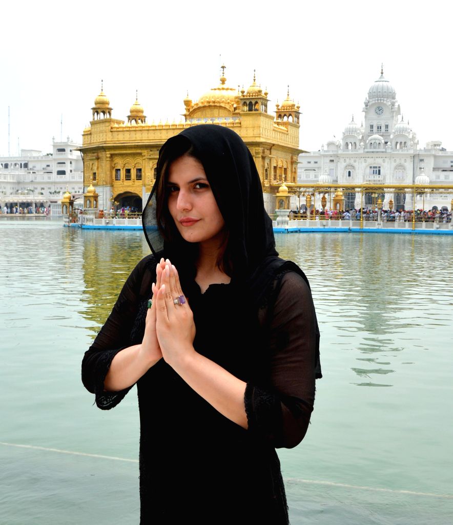 Zarine Khan paying obeisane at Golden Temple