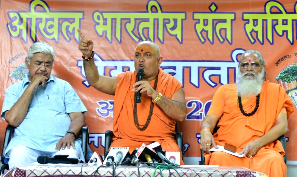 Swami Jitendranand Saraswati, Alok Kumar at a press conference