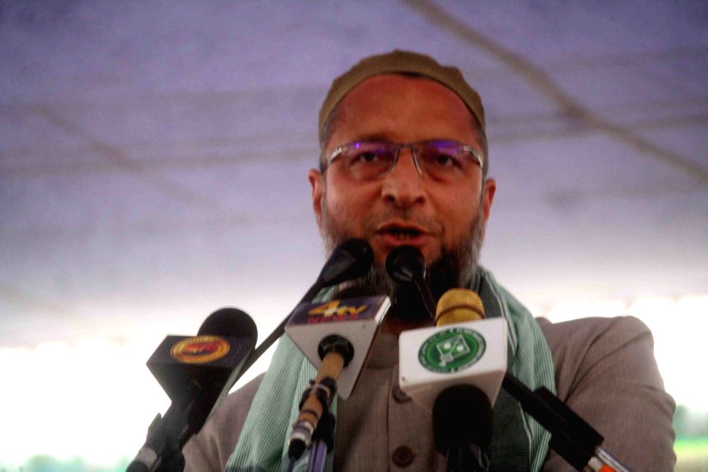 asaduddin-owaisi-akbaruddin-owaisi-at-a-public-meeting