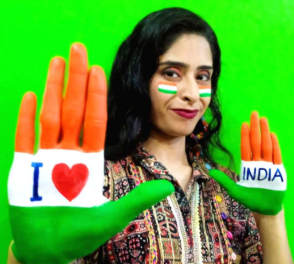 Amritsar : Artist paints their face in the colors of the Indian ...