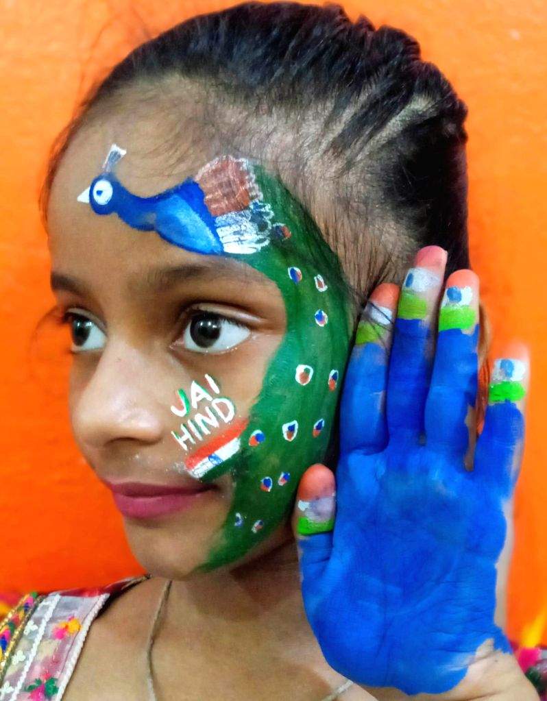 Amritsar : Artist paints their face in the colors of the Indian ...