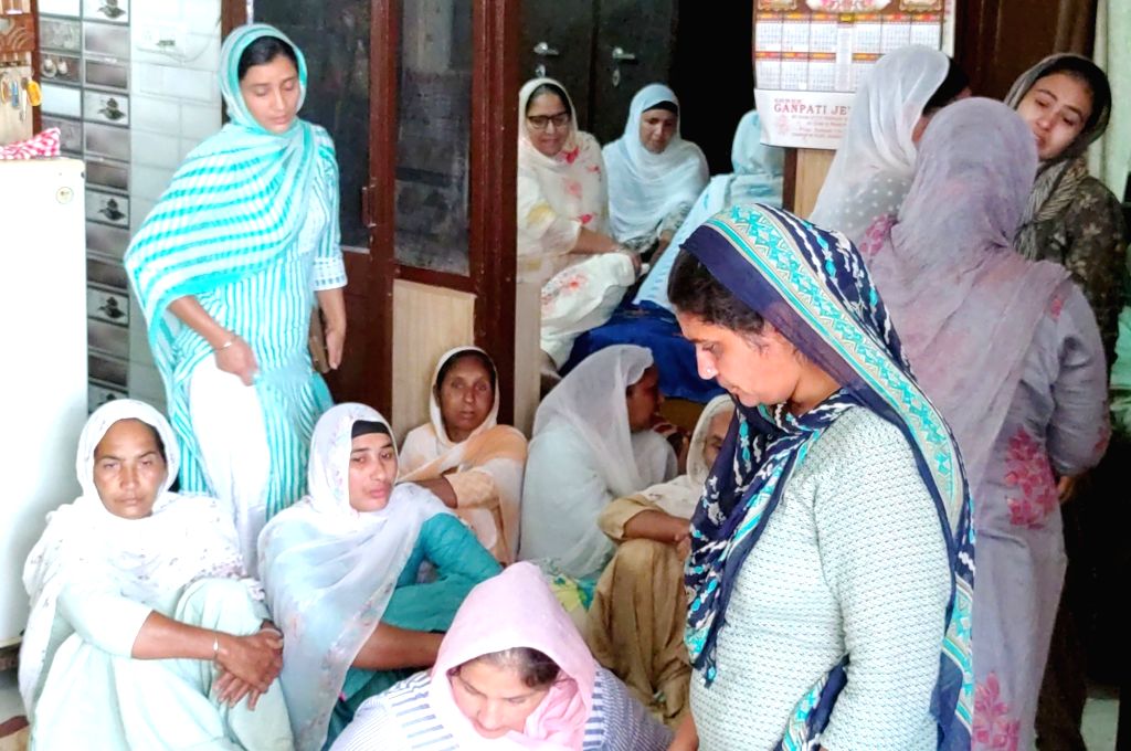 Amritsar : Family members mourned as the mortal remains of Havildar ...