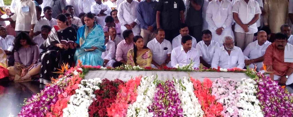 Andhra CM pays tributes to YSR on his 10th death anniversary