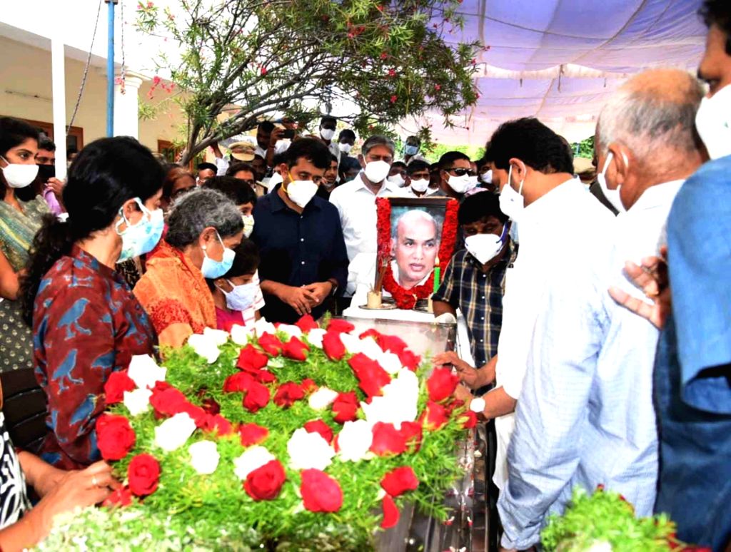 Andhra CM reaches Kadapa to attend the last rites of his father-in-law