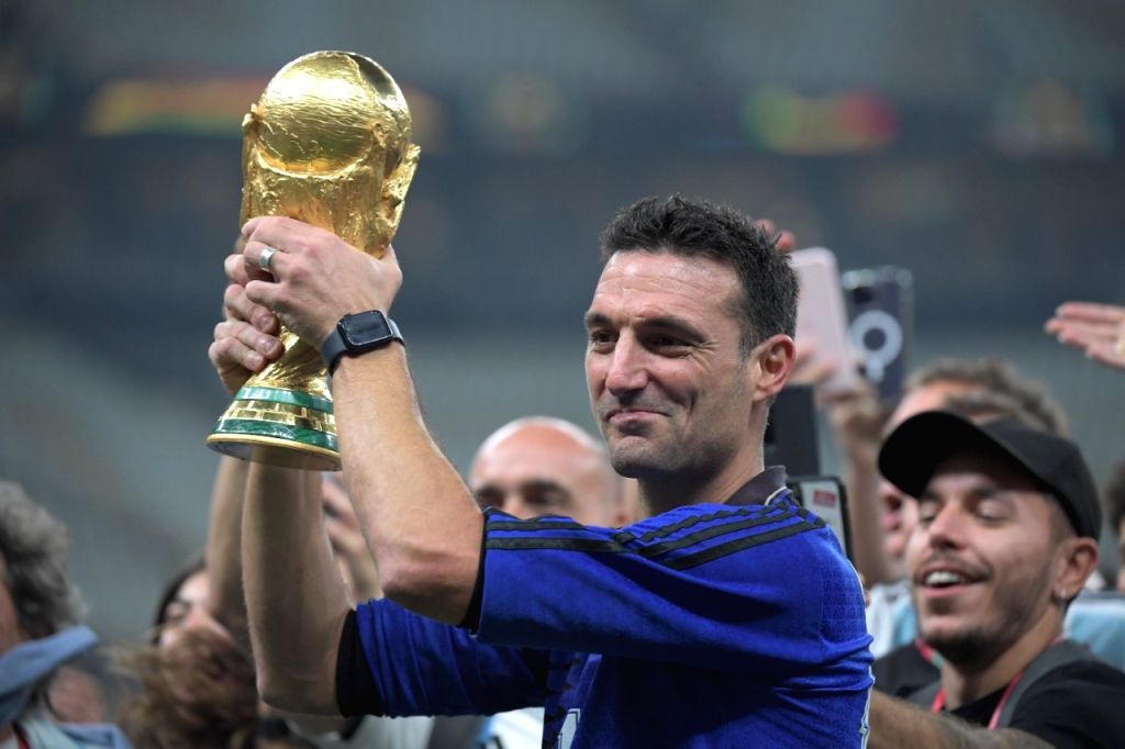 Lusail Argentina s Head Coach Lionel Scaloni Holds Up The Trophy After Lusail Argentina s Head Coach Lionel Scaloni Holds Up The Trophy After
