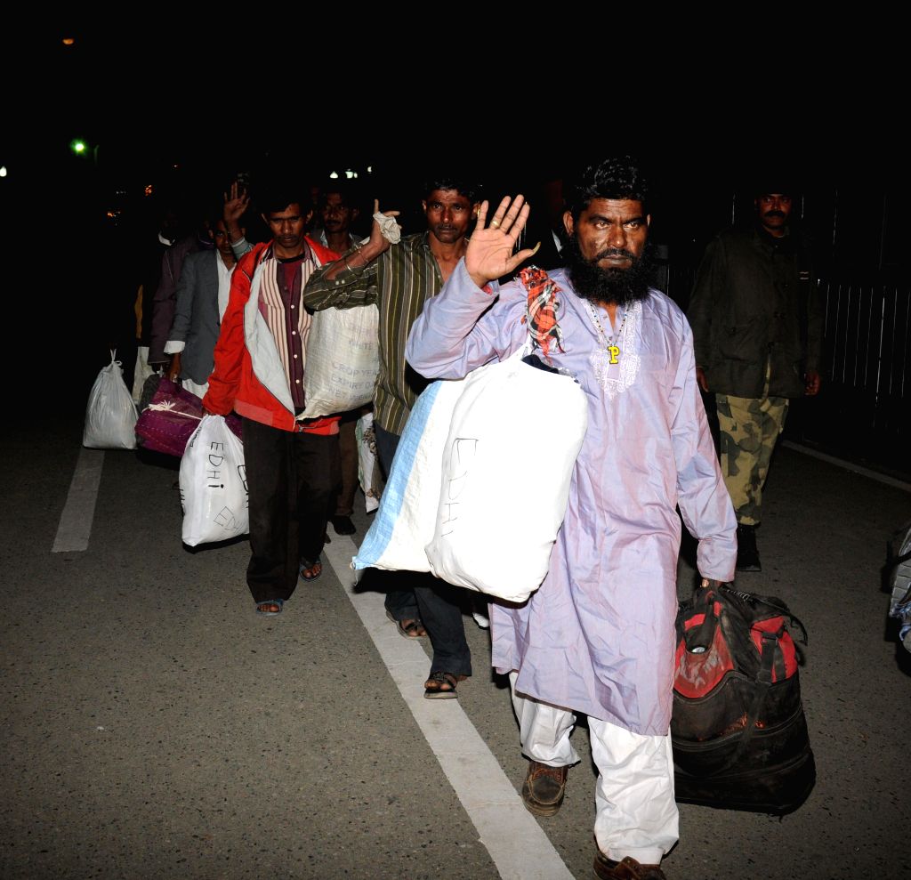 Pakistan releases Indian prisoners