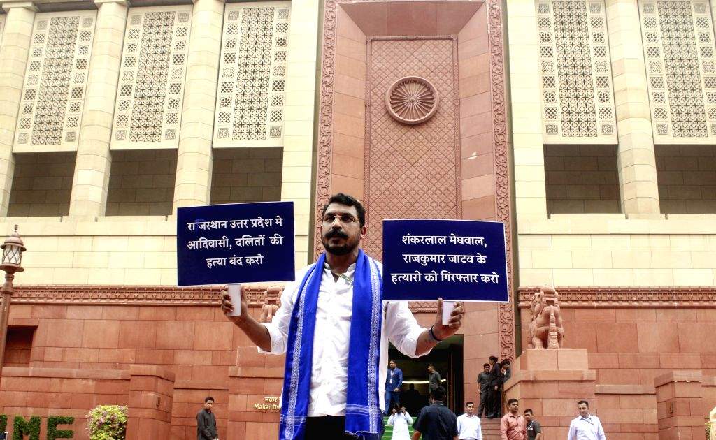 Azad Samaj MP Chandrashekhar Azad Ravan stages a protest at the ...
