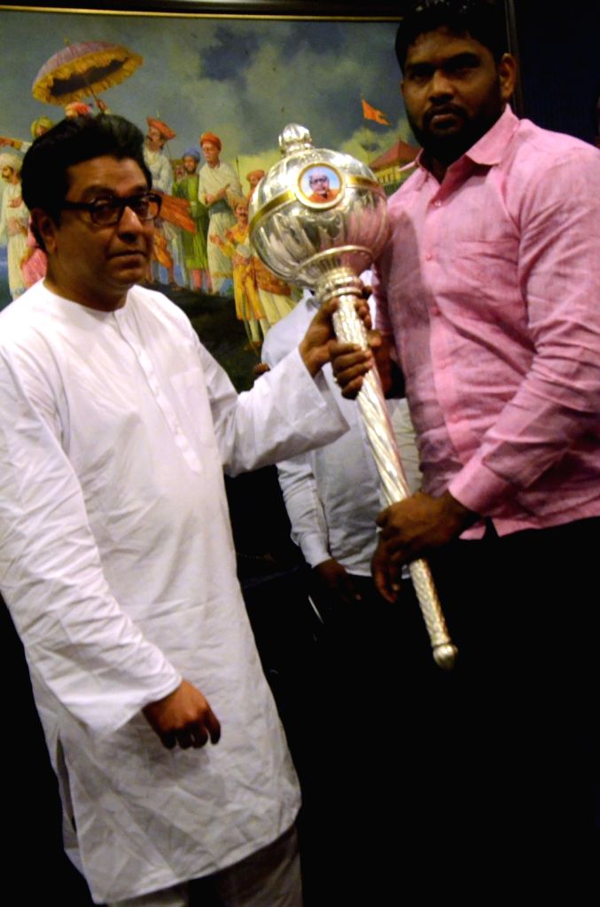 Bala Rafiq Shaikh meets Raj Thackeray