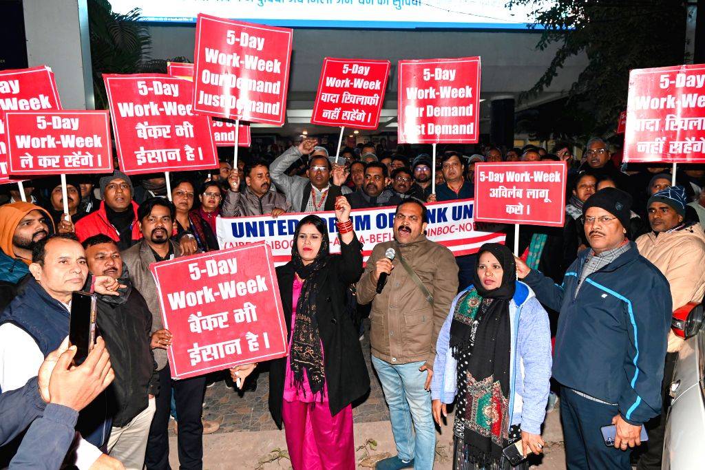 Bank Employees Protest for Five-Day Work Week