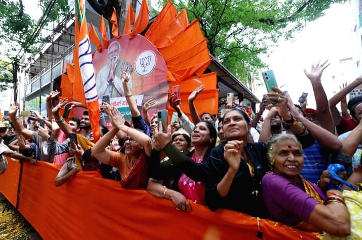 Bengaluru : Supporters of PM Narendra Modi during a roadshow
